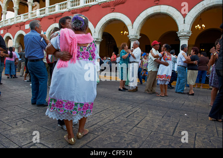 Mexikanische Tänzer und Musiker außerhalb städtische Palast, Platz der Unabhängigkeit, Merida, Yucatan, Mexiko Stockfoto