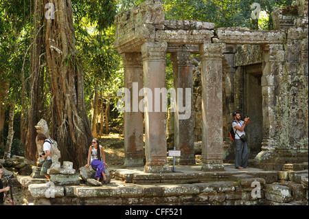 Touristen am Eingang zum Tempel von Preah Khan, Angkor, Kambodscha, Asien Stockfoto