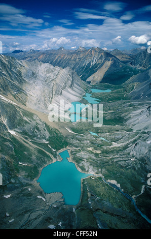 Antenne des Wokkpash Sees, Muskwa Range, Stone Mountain Provincial Park, Britisch-Kolumbien, Kanada. Stockfoto