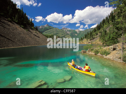 Junges Paar Kanufahren auf Untersee Silver Springs in Elk Valley in der Nähe von Fernie, Osten Kootenays, British Columbia, Kanada. Stockfoto