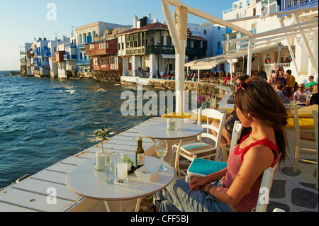 Cafe-Bar auf der Meerseite, klein-Venedig, Alefkandra, Mykonos-Stadt, Chora, Insel Mykonos, Cyclades, griechische Inseln, Griechenland Stockfoto