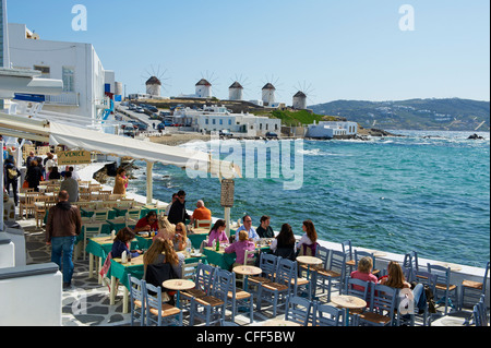 Cafe-Bar mit den fünf Windmühlen (Kato Mili) Darüber hinaus, klein-Venedig, Chora, Insel Mykonos, Cyclades, griechische Inseln, Griechenland Stockfoto