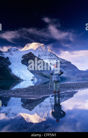 Berg Lake Trail Wanderer Dawn: Berg Gletscher stürzt Stockfoto