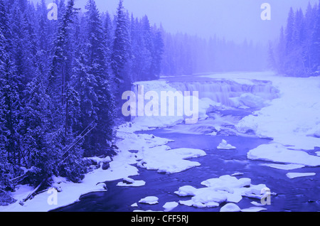 Dawson Falls (20 m hoch) auf dem Murtle River im Winter, Wells Gray Provincial Park in British Columbia, Kanada. Stockfoto