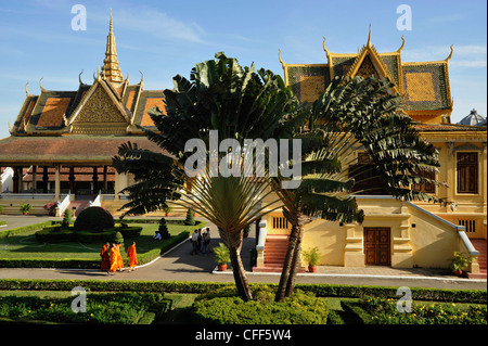 Garten mit Mönchen, Königspalast, Pnom Penh, Kambodscha Stockfoto