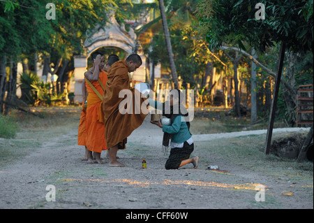 Buddhistischen Mönchen Almosen in den frühen Morgenstunden bei Muang Khong, Si Pan Don, vier tausend Inseln, Laos Stockfoto