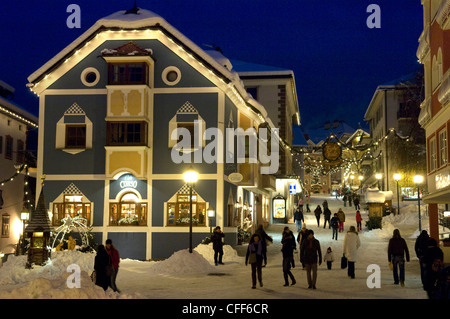 Menschen im verschneiten Straße am Abend, St. Ulrich, Val Gardena, Südtirol, Italien, Europa Stockfoto