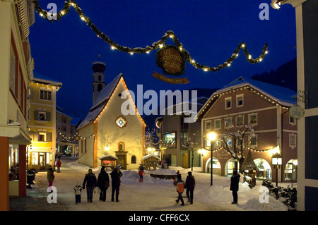 Menschen im verschneiten Straße am Abend, St. Ulrich, Val Gardena, Südtirol, Italien, Europa Stockfoto