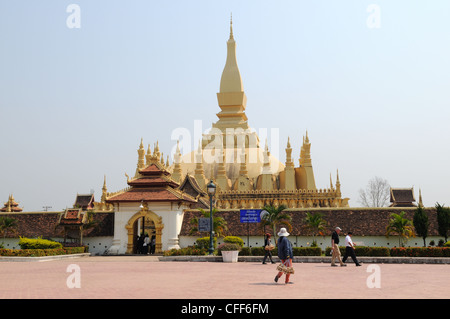 Lao Frau vorbeigehen Pha, dass Luang Vientiane Laos tragen kleine Käfige für Vögel für Segen und Glück Laos veröffentlicht werden soll Stockfoto