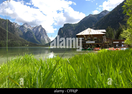 Restaurant am See Lago di Dobbiaco, Val Pusteria, Alto Adige, Südtirol, Italien, Europa Stockfoto