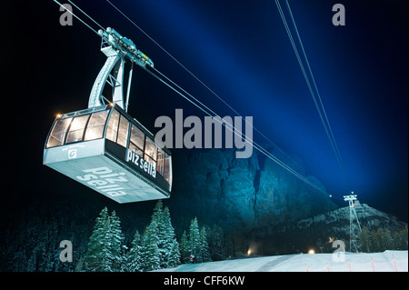 Beleuchtete Seilbahn über Skipiste in der Nacht, Sella, Alto Adige, Südtirol, Italien, Europa Stockfoto