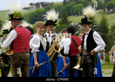 Menschen in traditionellen Kostümen mit Musikinstrumenten, Siuse, Valle Isarco, Alto Adige, Südtirol, Italien, Europa Stockfoto