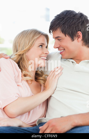 Mann und Frau halten und sahen einander während lächelnd Stockfoto