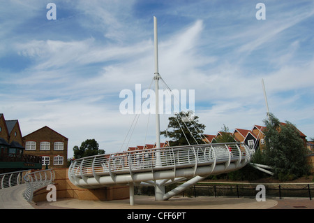 Spiral-Brücke über Grand Union Canal im Apsley Marina zwischen sperren 67 und 68, südlich von Hemel Hempstead, Hertfordshire, UK Stockfoto