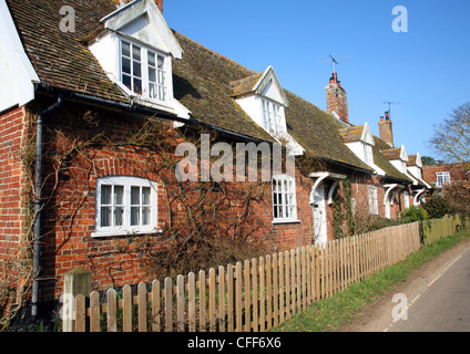 Terrassenförmig angelegten Reihe von Country Cottages, Orford, Suffolk, England Stockfoto