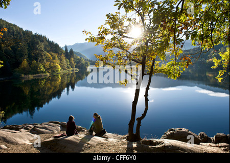 Menschen am Ufer des Montiggler See im Herbst, Eppan ein der Weinstraße, Südtirol, Südtirol, Italien, Europa Stockfoto