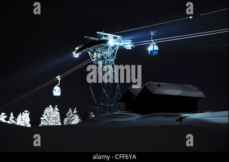 Beleuchtete Seilbahn über Skipiste in der Nacht, Alpe di Siusi, Valle Isarco, Alto Adige, Südtirol, Italien, Europa Stockfoto