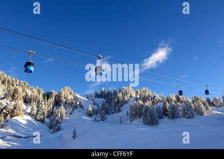 Seilbahn über tief verschneite Landschaft, Alpe di Siusi, Alto Adige, Südtirol, Italien, Europa Stockfoto