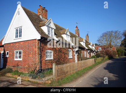 Terrassenförmig angelegten Reihe von Country Cottages, Orford, Suffolk, England Stockfoto