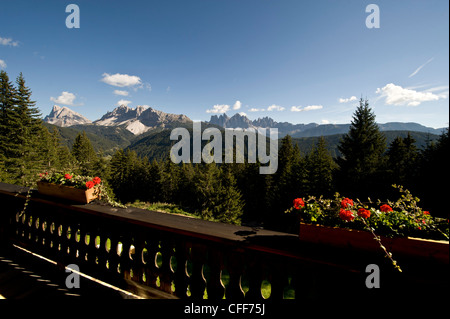 Blick vom Balkon auf die Berge in der Sonne, Dolomiten, Alto Adige, Südtirol, Italien, Europa Stockfoto