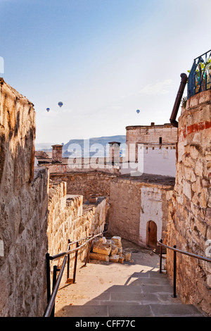 Porträt von Göreme Kappadokien handrailed Schritte Markt & Business-Center und am frühen Morgen Heißluftballons gleiten vorbei an Stockfoto