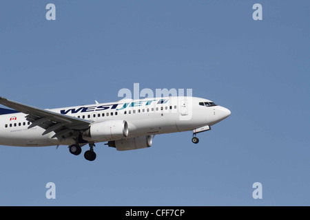 JETLINER AM CALGARY INTERNATIONAL AIRPORT KOMMEN FÜR EINE LANDUNG Stockfoto