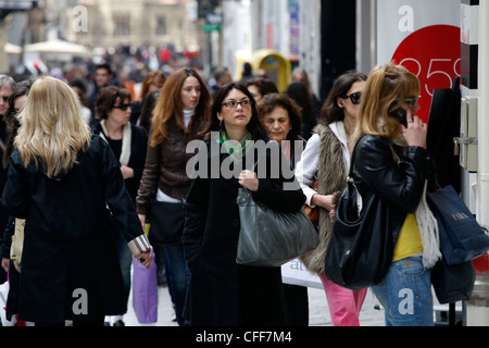 Frauen gehen am Ermou Street, einer der beliebtesten Einkaufsstraßen in Athen. Stockfoto