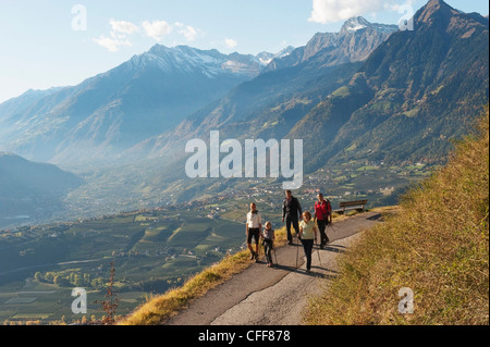 Wanderer in den Bergen im Herbst, Schenna, Meran, Südtirol, Alto Adige, Italien, Europa Stockfoto