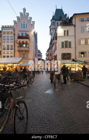 Menschen auf der Straße in der Altstadt in den Abend, Bozen, Südtirol, Alto Adige, Italien, Europa Stockfoto