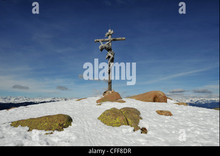 Gipfelkreuz im Sonnenlicht, Raschoetz, Südtirol, Alto Adige, Italien, Europa Stockfoto