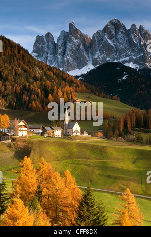 Bergdorf St. Magdalena vor Geisler Bergkette im Herbst, Tal des Villnösser, Südtirol, Alto Adige, Italien Stockfoto