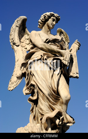 Italien, Rom, Engelsstatue auf der Sant'Angelo-Brücke, Engel mit Peitschen Stockfoto