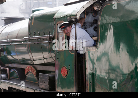 Dampf-Lokomotive Lord Nelson in Loughborough Great Central Railway, Lokführer wartet auf Signal zu gehen. Stockfoto