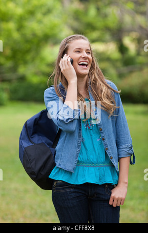 Junge Frau lachend beim Aufstehen in einem park Stockfoto