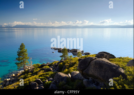 Ein Blick auf Lake Tahoe aus der klassischen Sand Harbor Overlook am Ostufer des Sees, Nevada. Stockfoto