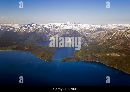 Eine Luftaufnahme des Lake Tahoe und Emerald Bay im Sommer mit Verwüstungwildnis noch bedeckt in Schnee, CA. Stockfoto