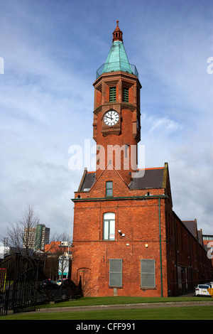 restaurierte Turmuhr am Standort Gaswerk Belfast Nordirland Vereinigtes Königreich Stockfoto