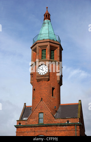 restaurierte Turmuhr am Standort Gaswerk Belfast Nordirland Vereinigtes Königreich Stockfoto