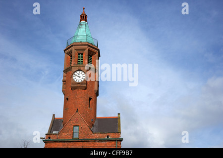 restaurierte Turmuhr am Standort Gaswerk Belfast Nordirland Vereinigtes Königreich Stockfoto