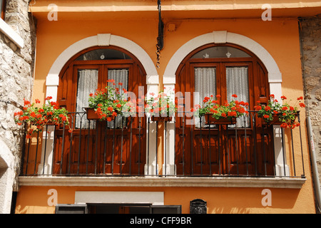 Italia Italien Italie Abruzzen Pescasseroli Balconi Fiori Gerani Balkon Blumen Geranien Fleurs Balcon Flores Geranios Stockfoto