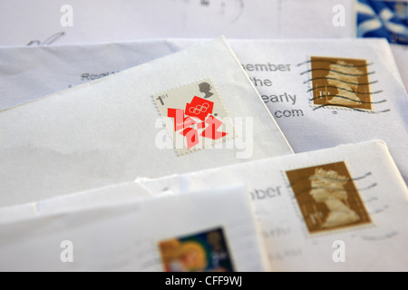 Britische Briefmarken auf Umschlägen Stockfoto