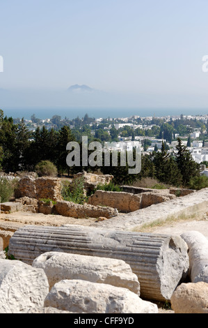 Carthage. Tunesien. Atemberaubende Aussicht von Byrsa Hügel über antike Ruinen in Richtung moderne Karthago und das Meer. Byrsa-Hügel war die Stockfoto