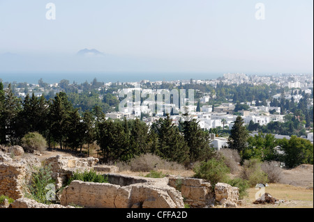 Carthage. Tunesien. Atemberaubende Aussicht von Byrsa Hügel über moderne Carthage in Richtung Meer. Byrsa-Hügel war das Herz von Karthago Stockfoto