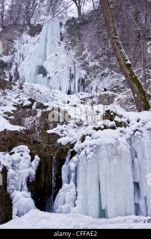 Gefrorener Wasserfall und bizarre Bildung von Eiszapfen. Stockfoto