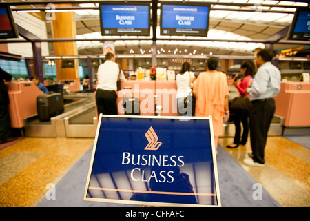 Passagiere einchecken für ihren Flug von Singapore Airlines Ltd. am Changi Airport in Singapur Stockfoto