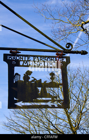 Melden Sie sich Bronte Parsonage Howarth West Yorkshire, England Stockfoto