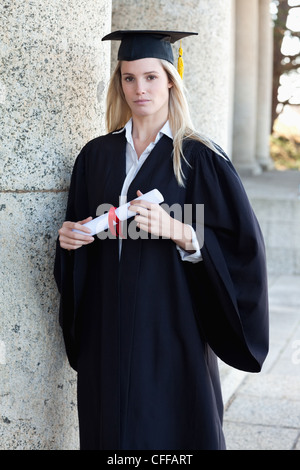 Junge ernsthafte Studium Student hält ihr Diplom Stockfoto