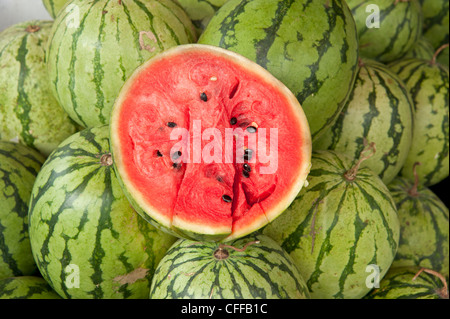 Nahaufnahme einer Wassermelone, die auf mehreren Wassermelonen in einem srilankischen Frischemarkt aufgeschnitten wurde Stockfoto