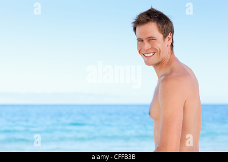 Seitenansicht der junge Mann am Strand Stockfoto