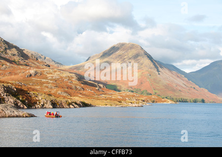 Rettungsboot auf Wastwater im Lake District mit See- und Bergblick Stockfoto